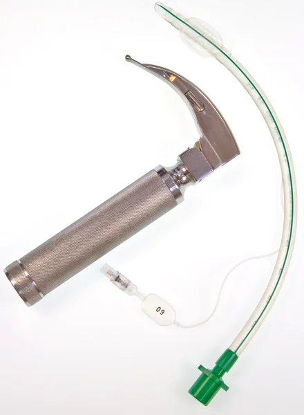 Наручники на эндотрахеальной трубке и ларингоскопе — стоковое фото