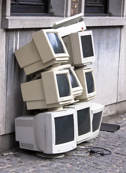 Montón de viejos monitores de crt — Foto de Stock