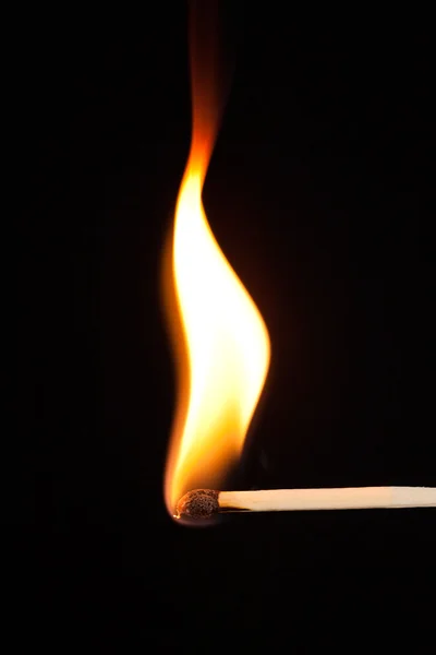 Спичка в огне — стоковое фото