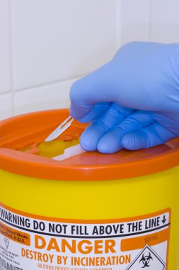 Sharps container and a scalpel blade clipart