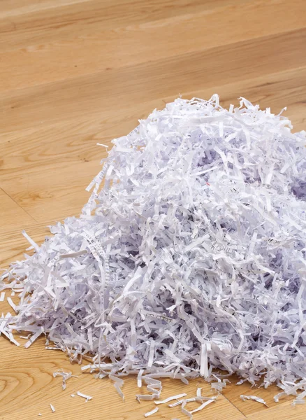 Tumpukan dokumen yang tersobek di lantai — Stok Foto