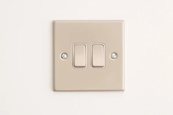 Duplo interruptor de luz em uma parede branca — Fotografia de Stock