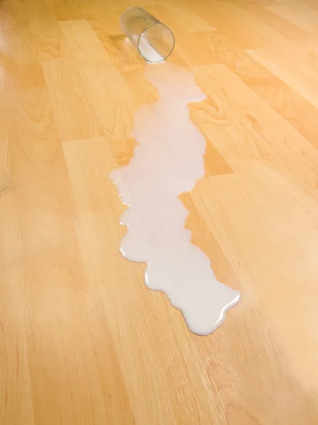 Опрокинутый стакан молока — стоковое фото