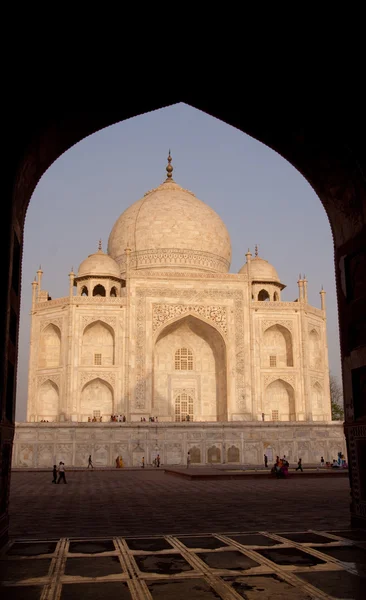 Taj Mahal al atardecer enmarcado dentro de un arco — Foto de Stock