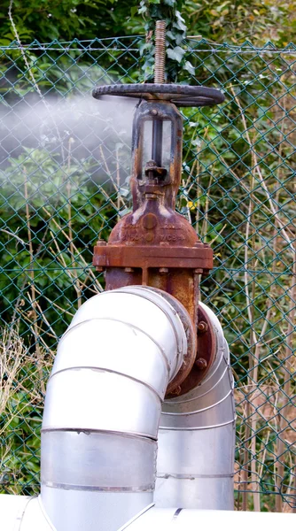 Rusty valve lekkende stoom — Stockfoto