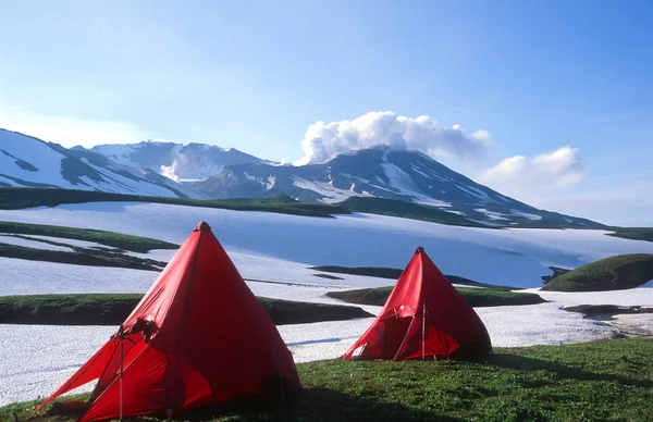 カムチャッカ半島ムトノフ スキー火山、カムチャツカ半島の下のキャンプ場 ストック写真