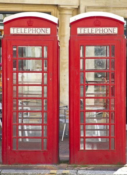 Due cabine telefoniche rosse inglesi — Foto Stock