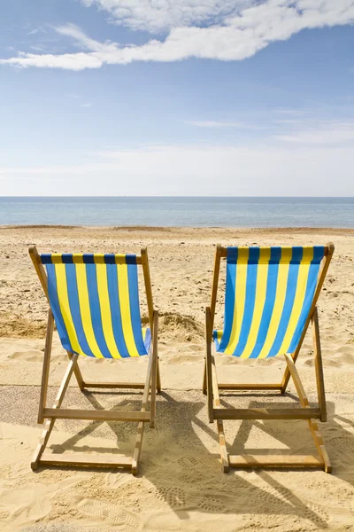 Twee ligstoelen op het strand — Stockfoto