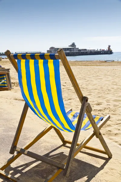 Single deck chair on the beach — Stockfoto