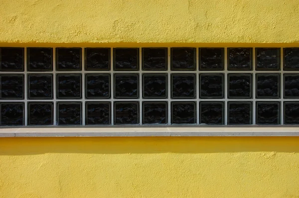 Удлиненное окно — стоковое фото