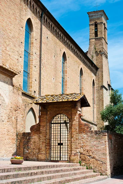 Détail architectural d'une église à San Gimignano — Photo