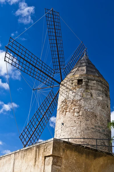 palma de Mallorca, İspanya geleneksel bir yel değirmeni resmi gösterir.