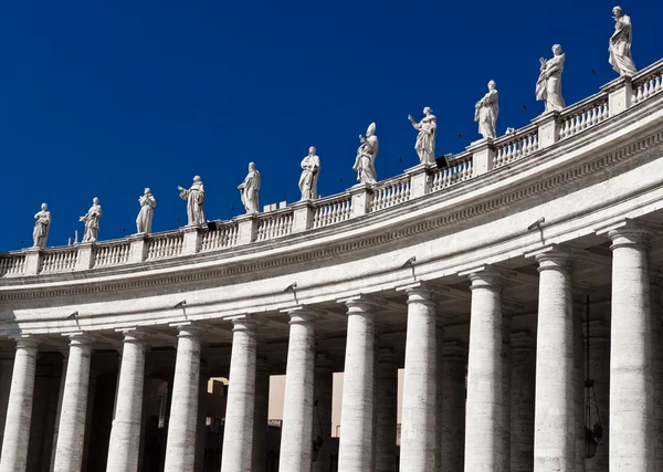 De kolommen en de standbeelden op het plein van het Vaticaan. — Stockfoto