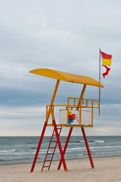 Empty Lifeguard Station on the Beach near a sea — Stock Photo, Image