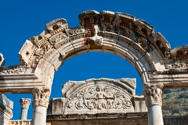 Templom Hadrianus ephesus (efes)-ban római idő. — Stock Fotó