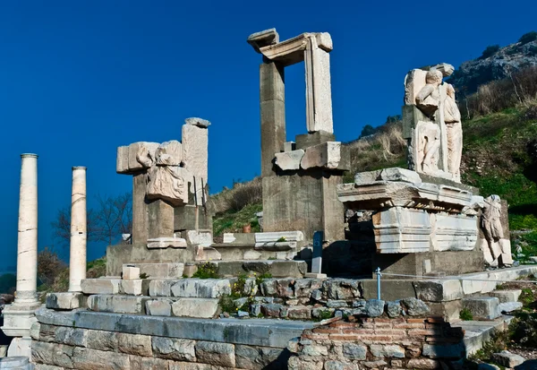 Memmius 纪念碑在土耳其以弗所的遗址上 — 图库照片