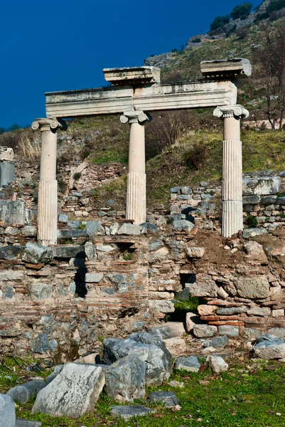 Ókori római márvány oszlop Ephesus romok a mély kék ég, a háttérben — Stock Fotó
