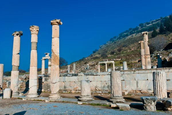 Ókori római márvány oszlop Ephesus romok a mély kék ég, a háttérben — Stock Fotó