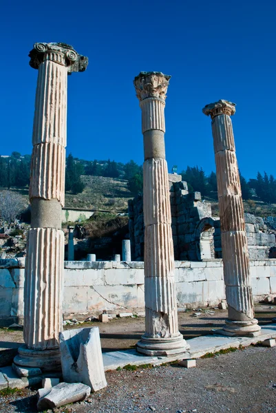Részlet a márványoszlop, Ephesus, romok, a mély kék ég, a háttérben — Stock Fotó