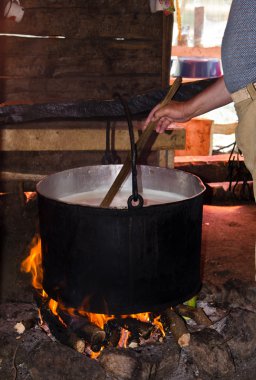 Romanya'da geleneksel peynir yapımı