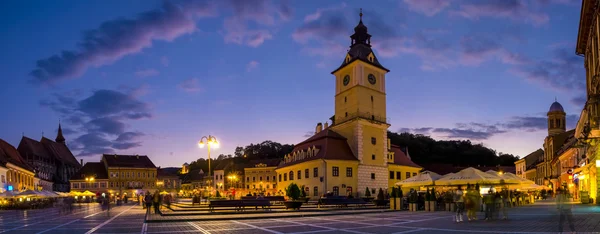 Brasov Council Square al crepuscolo - Transilvania, Romania — Foto Stock