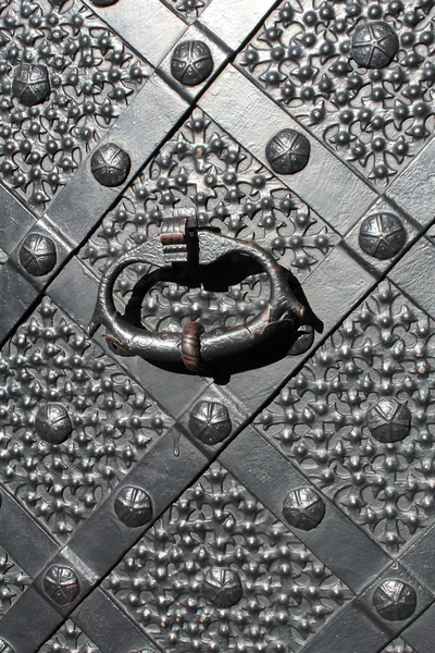 Крупный план ренессанса, железные ворота с молотком — стоковое фото