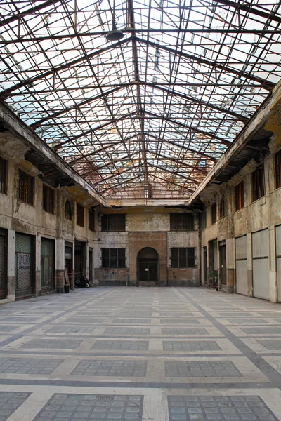 Заброшенный промышленный зал — стоковое фото
