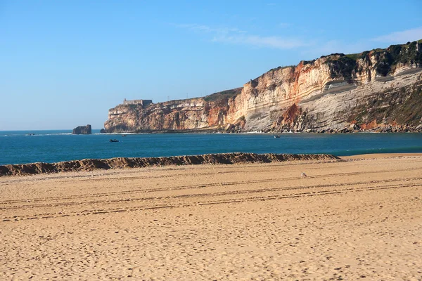 Playa, acantilado en Nazare, Portugal —  Fotos de Stock
