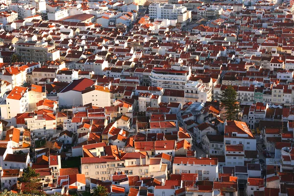 Paisagem urbana colorida de Nazare, Portugal — Fotografia de Stock