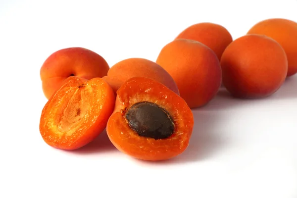 Sappige abrikozen geïsoleerd op wit — Stockfoto