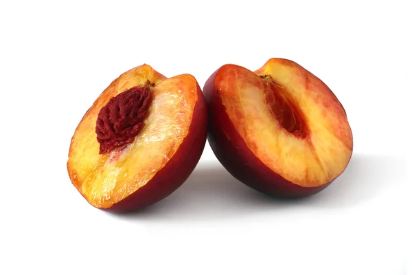 Två halvor av persika isolerad på vit — Stockfoto