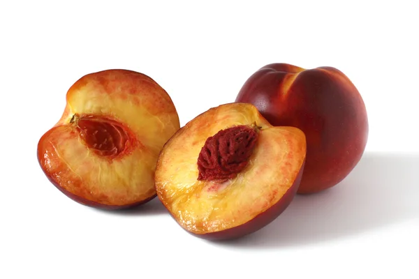 Sammansättningen av färska persikor isolerad på vit — Stockfoto