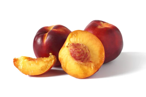 Saftiga persikor isolerad på vit bakgrund — Stockfoto