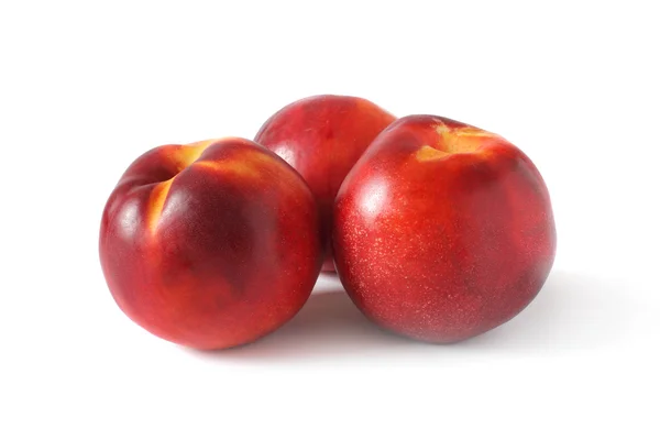 Drie perziken geïsoleerd op wit — Stockfoto