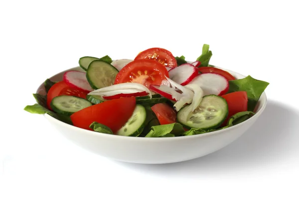 新鲜的蔬菜沙拉 （生菜、 番茄、 黄瓜、 萝卜、 洋葱) — 图库照片