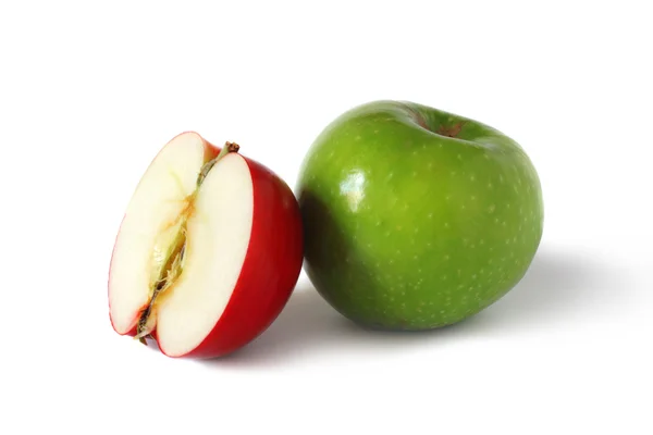 Metade e uma maçã inteira isolada em branco — Fotografia de Stock
