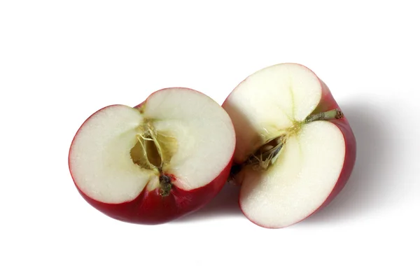 Twee helften van rode appel geïsoleerd op wit — Stockfoto