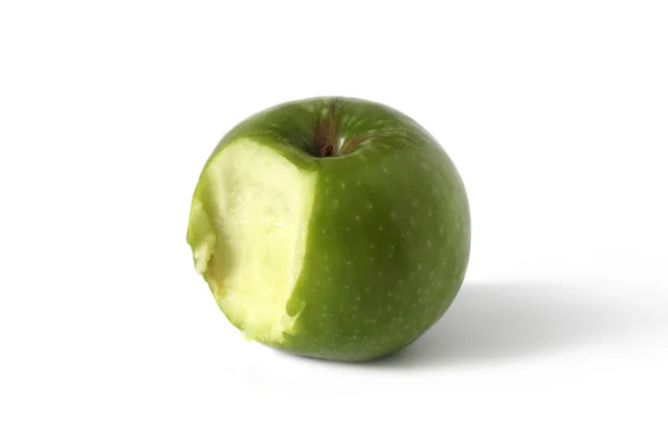 Groen gebeten appel geïsoleerd op witte achtergrond — Stockfoto