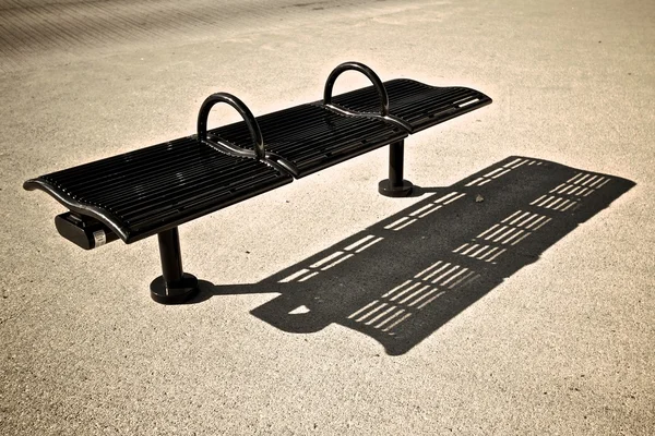 Тень скамейки — стоковое фото
