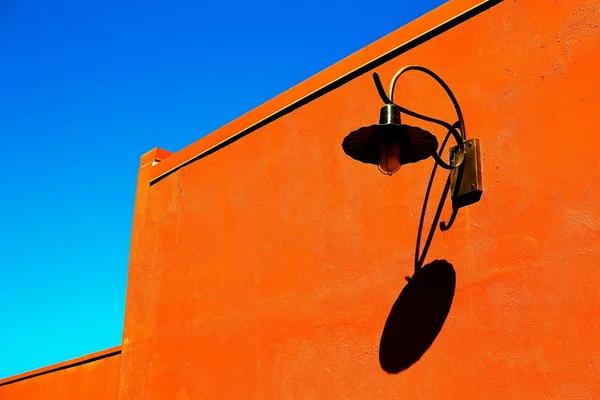 Blå himlen orange vägg — Stockfoto