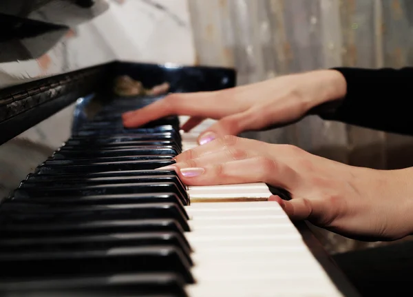 Руки играют на пианино — стоковое фото