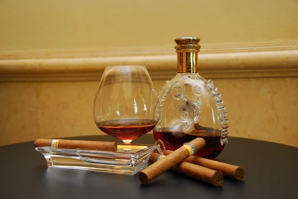Glasses of cognac and cigars — Stock Photo, Image