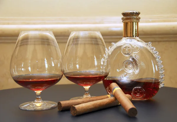 Glasses of cognac and cigars — Stock Photo, Image