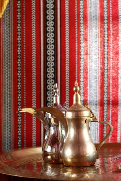 Золотой и серебряный арабский чайник — стоковое фото