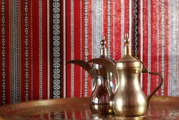 Złoty i srebrny arabski czajniczek — Zdjęcie stockowe