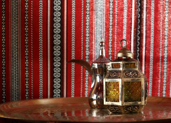 Laterne und arabische Teekanne — Stockfoto