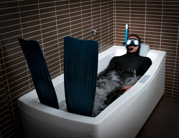 潜水员在浴缸浸泡 — 图库照片