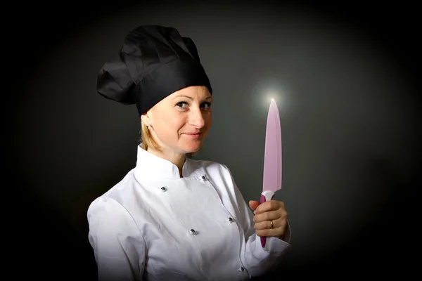 Женщина-повар с кухонным ножом — стоковое фото