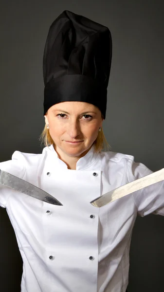 Şef kadın mutfak bıçağı ile pişirmek — Stok fotoğraf