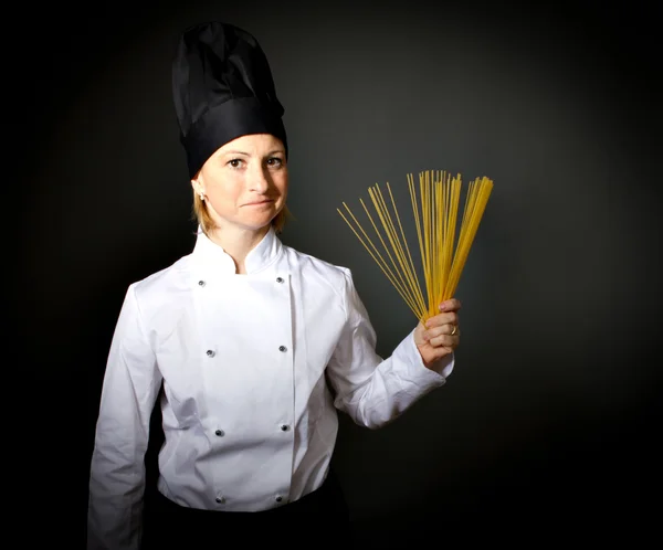 Chef cuisinier italien avec spaghettis — Photo
